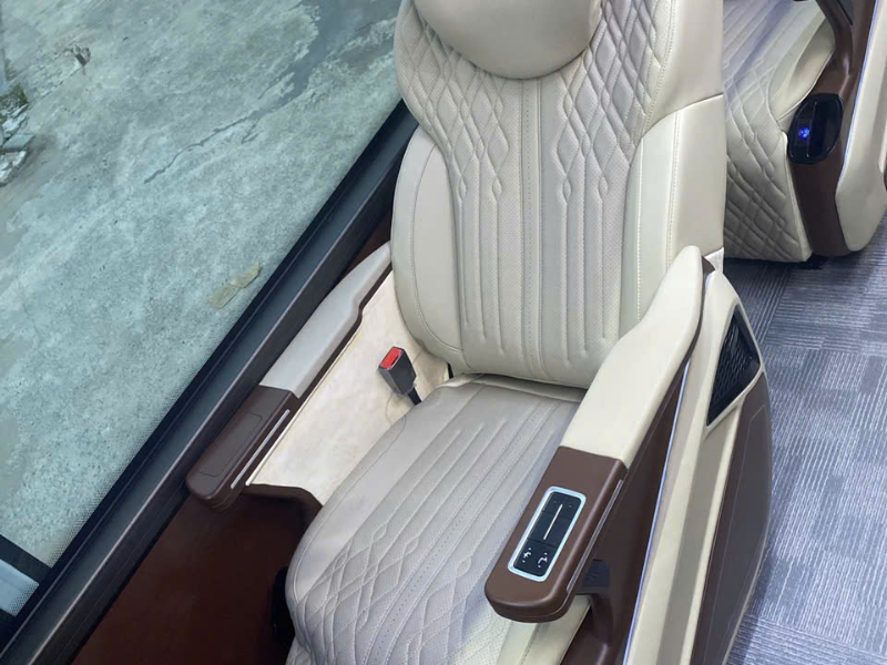 Đội xe Limousine Quỳnh Thanh màu đen nhiều kích cỡ xếp hàng