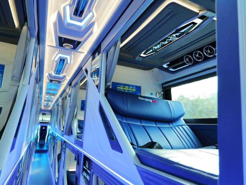 Khoang nội thất Limousine Quỳnh Thanh với ghế ngả bọc sáng màu, ốp gỗ và màn hình