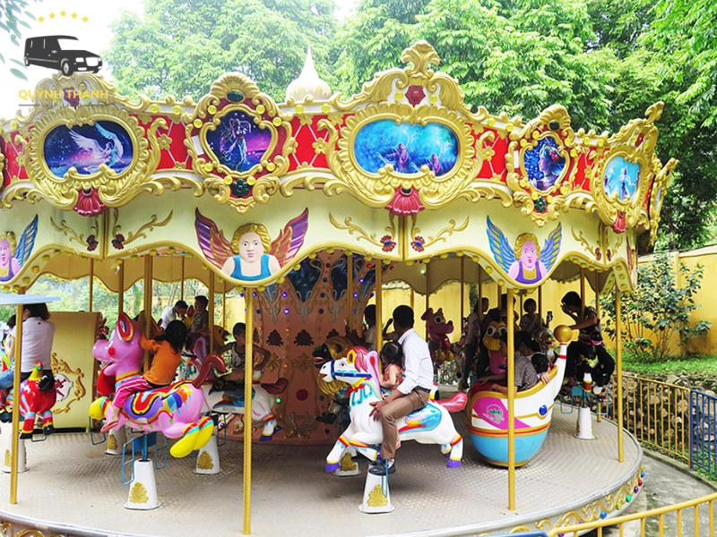 Khu vui chơi dành cho trẻ em như đu quay hoàng gia