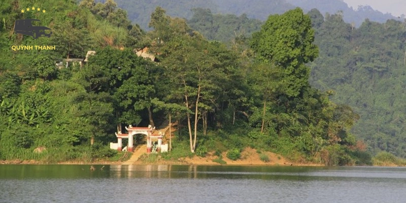 Tham quan đền Pác Tạ và các hang động kỳ ảo