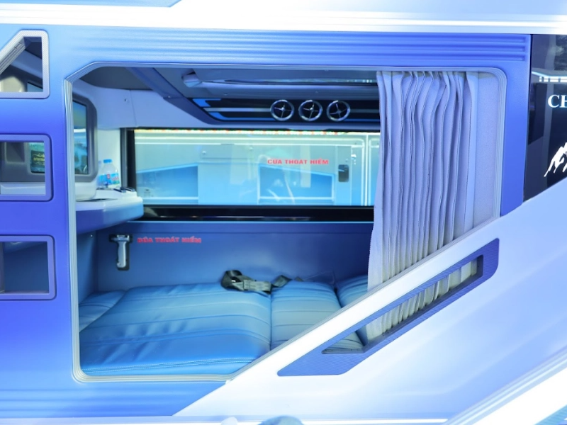 Xe Limousine Quỳnh Thanh màu đen, đầu xe gắn nơ, trước cổng chào thành phố