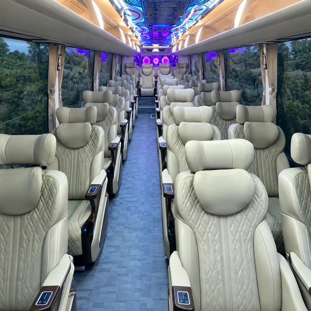 Khoang nội thất Limousine Quỳnh Thanh với ghế ngả bọc sáng màu, ốp gỗ và màn hình