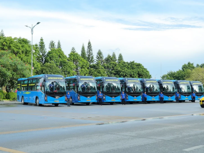 Xe Limousine Quỳnh Thanh màu đen, nhân viên đứng cạnh đầu xe