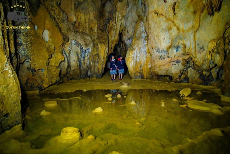 Khám phá hệ thống hang động kỳ ảo trong lòng núi đá vôi