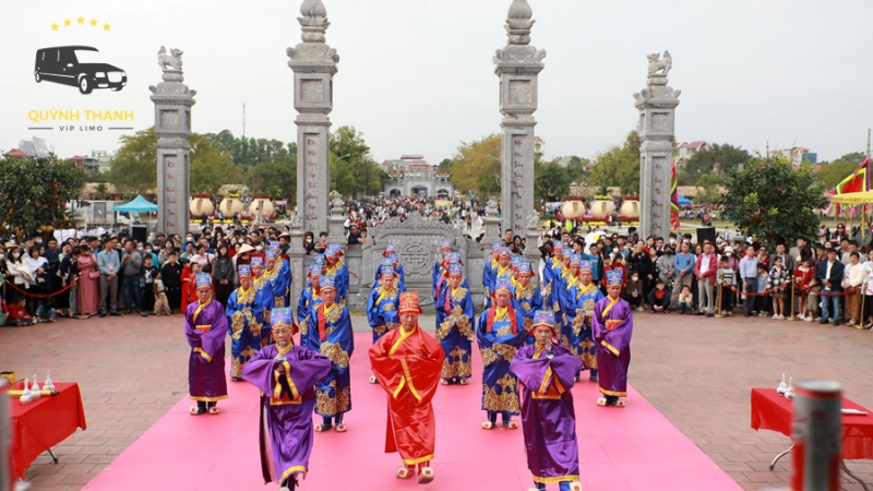 Dâng hương tại Đền Xương Giang