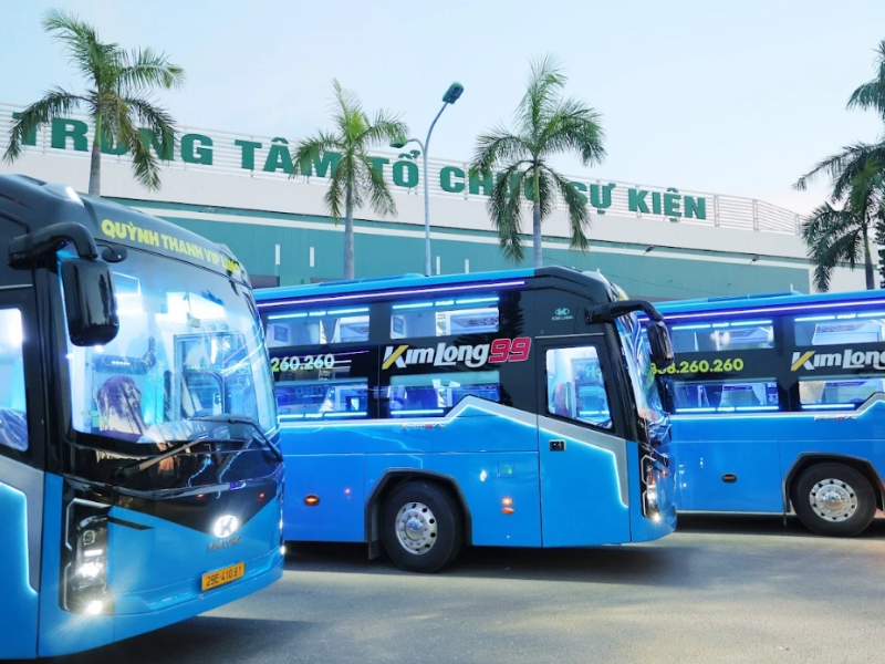 Khoang nội thất Limousine Quỳnh Thanh: ghế ngả bọc sáng màu, bàn ốp gỗ và màn hình
