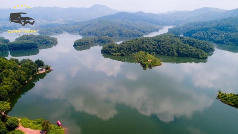 Hệ sinh thái đa dạng quanh hồ