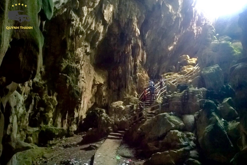 Khám phá vẻ đẹp kỳ vĩ của Hang Phượng Hoàng