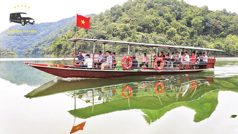 Du thuyền khám phá lòng hồ