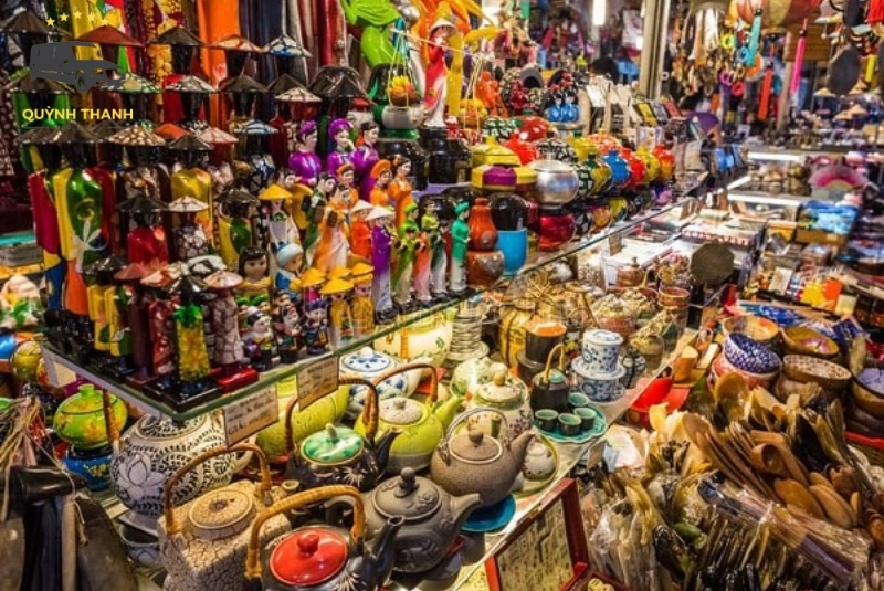 Mua quà lưu niệm ở địa phương