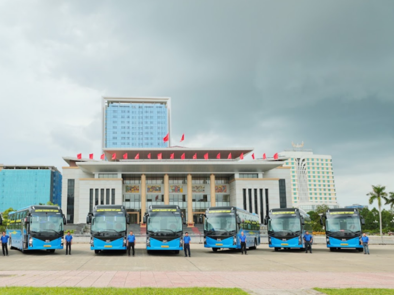 Khoang nội thất Limousine Quỳnh Thanh nhìn dọc lối đi, ghế bọc da và ốp gỗ