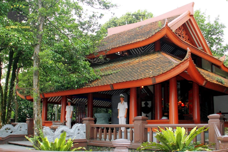 Đỉnh Vua và Đền thờ Bác Hồ