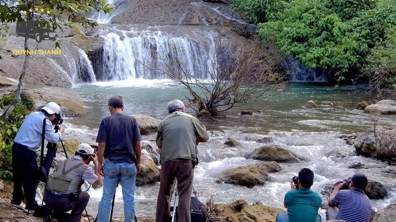 Chụp ảnh check-in với khung cảnh thiên nhiên hoang sơ
