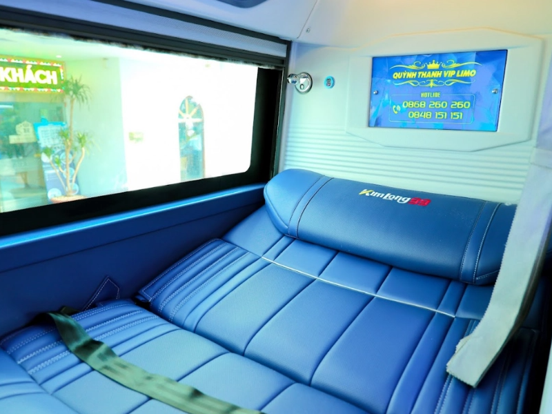 Xe Limousine Quỳnh Thanh màu đen, nhân viên đứng cạnh đầu xe