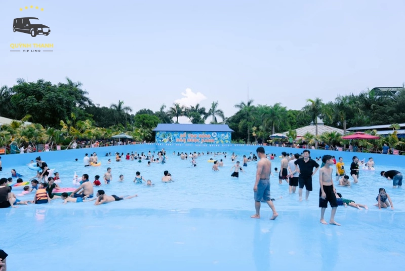 Thư giãn tại bể bơi và tắm khoáng nóng