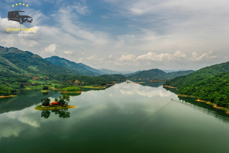 Hồ Cấm Sơn