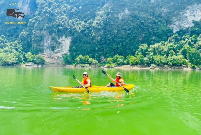 Chèo thuyền Kayak hoặc đi bè trên hồ Đồng Lâm