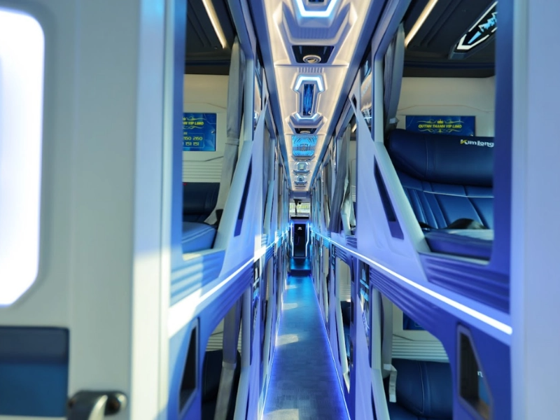 Khoang nội thất Limousine Quỳnh Thanh nhìn dọc lối đi, ghế bọc da và ốp gỗ