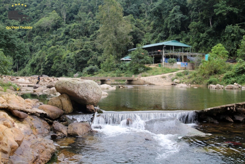 Thác nước và suối trong lành