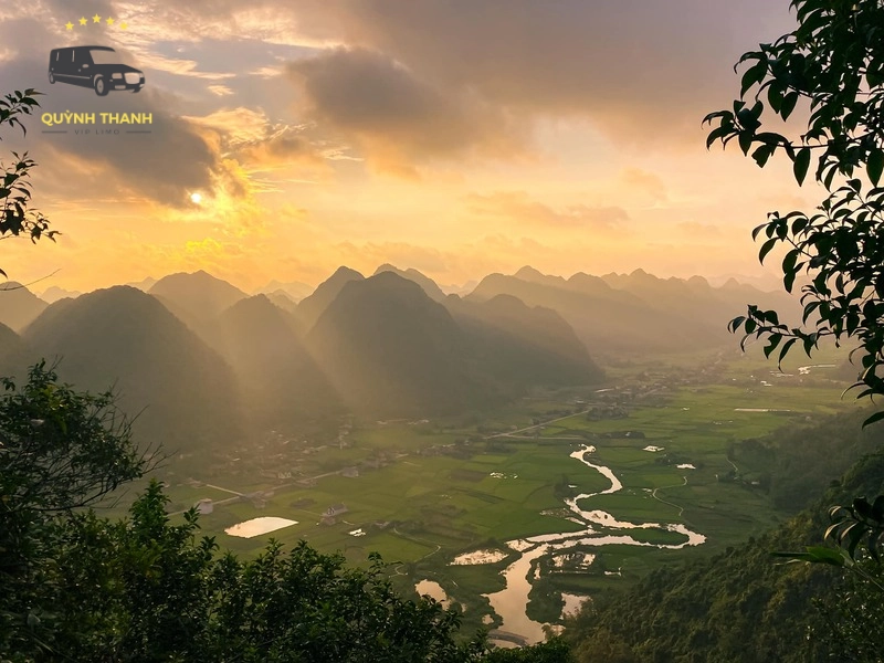 Ngắm toàn cảnh thung lũng từ đỉnh Nà Lay