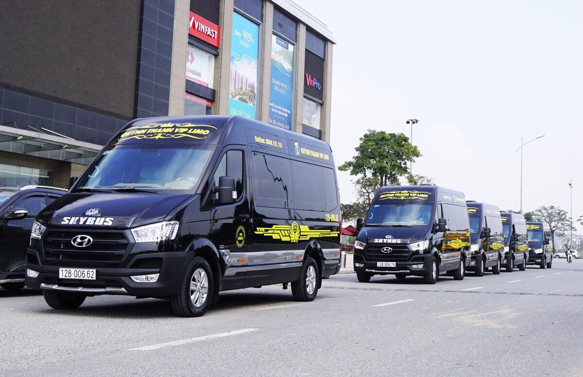 Đoàn xe Limousine Quỳnh Thanh đỗ trên đường, sẵn sàng khởi hành