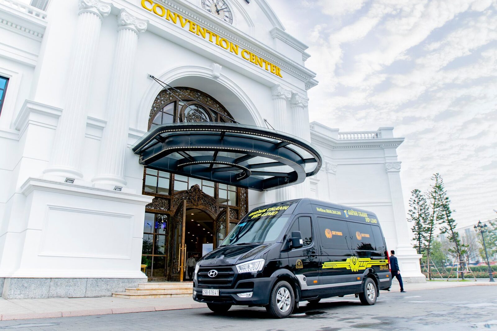 Xe Limousine Quỳnh Thanh (thương hiệu Quỳnh Thanh VIP Limo) đỗ trước một trung tâm hội nghị tại Hà Nội