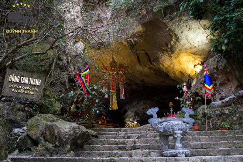 Vẻ đẹp kì ảo của động Tam Thanh
